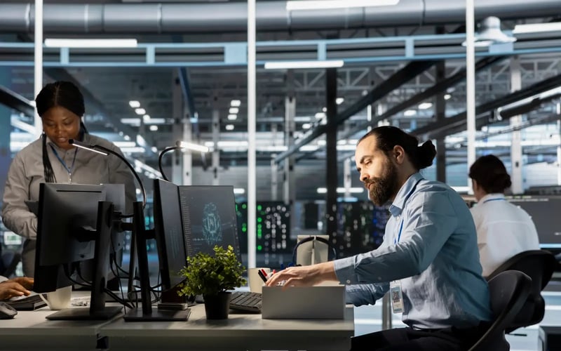 An engineer in a data center receives news about laying off employees and packs his belongings. 